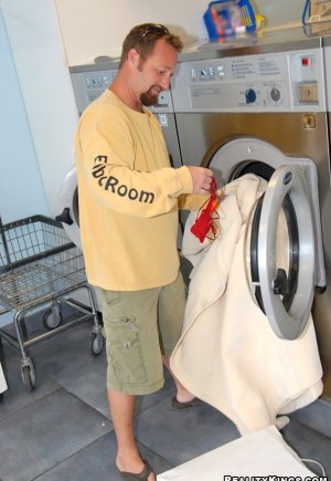 Джинсы грудастой милфы соскальзывают, позволяя их владелице оседлать толстый стержень Фото 2