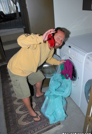 Джинсы грудастой милфы соскальзывают, позволяя их владелице оседлать толстый стержень Фото 9