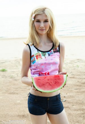 Блондинка снимает шортики на пляже и показывает пизду картинка 2