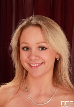 Порно картинки пизды молодой невинно выглядевшей красотке картинка 1