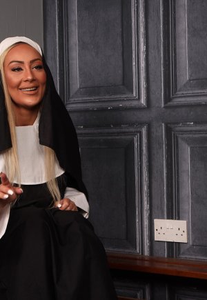 Белокурая монахиня Джесс Нова снимает свою униформу, пока мужчина дрочит Фото 6