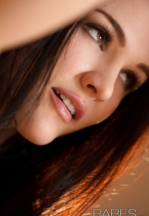 Восхитительная брюнетка на высоких каблуках снимает с себя нижнее белье картинка 15