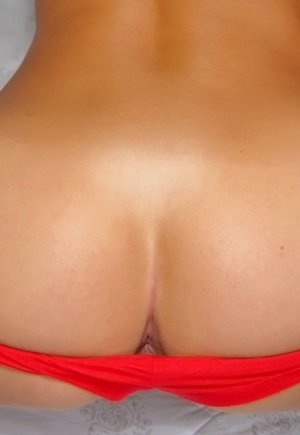 Потрясающая брюнетка красотка с милой задницей Rilynn раздевает свое тело картинка 10