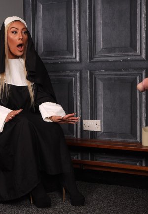 Белокурая монахиня Джесс Нова снимает свою униформу, пока мужчина дрочит Фото 5